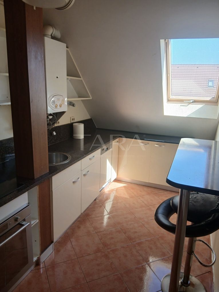 Apartament cu centrală proprie și spațiu de depozitare. - Poză 2