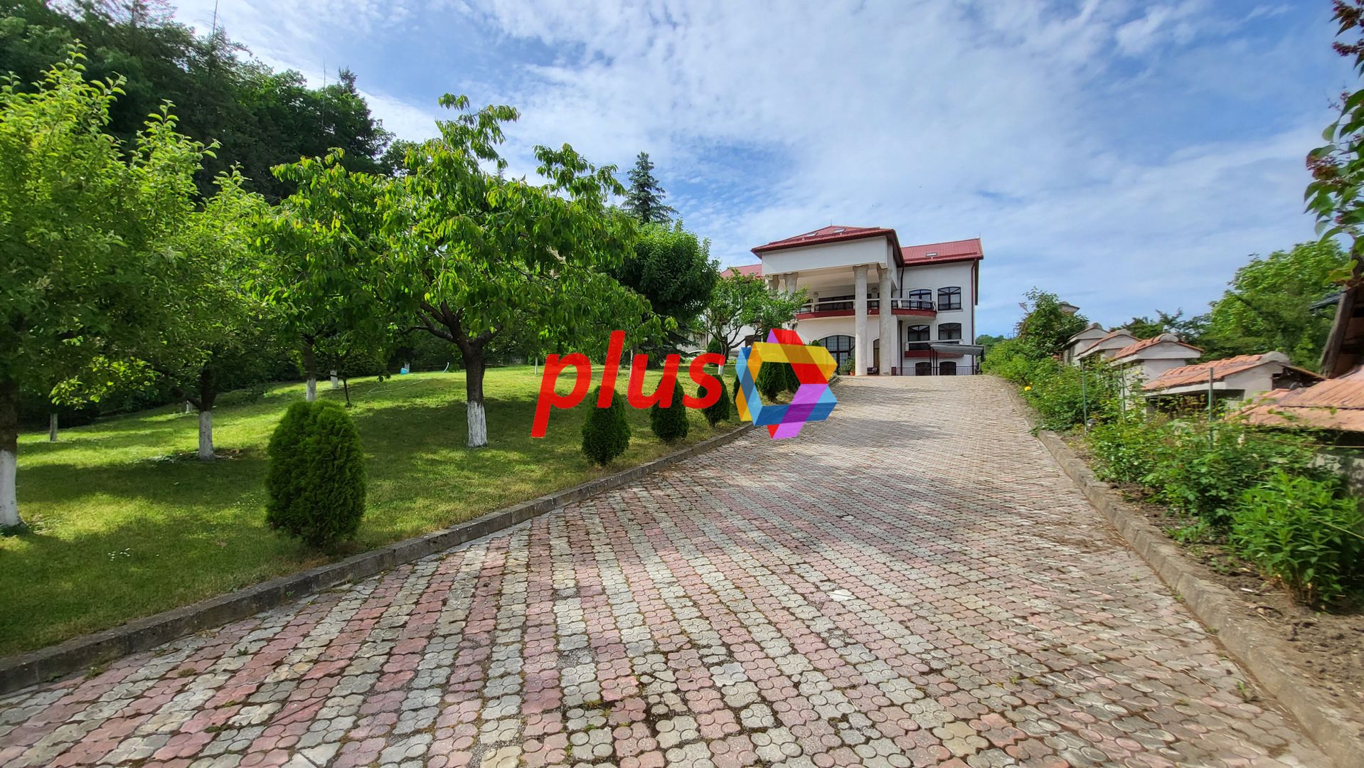 Conac cu piscina - 1810 mp - Poză 1