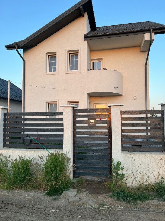 Sau/închiriez casa P+1E capătul Comunei Berceni Mănăstirea Sf. Treime - Poză 1