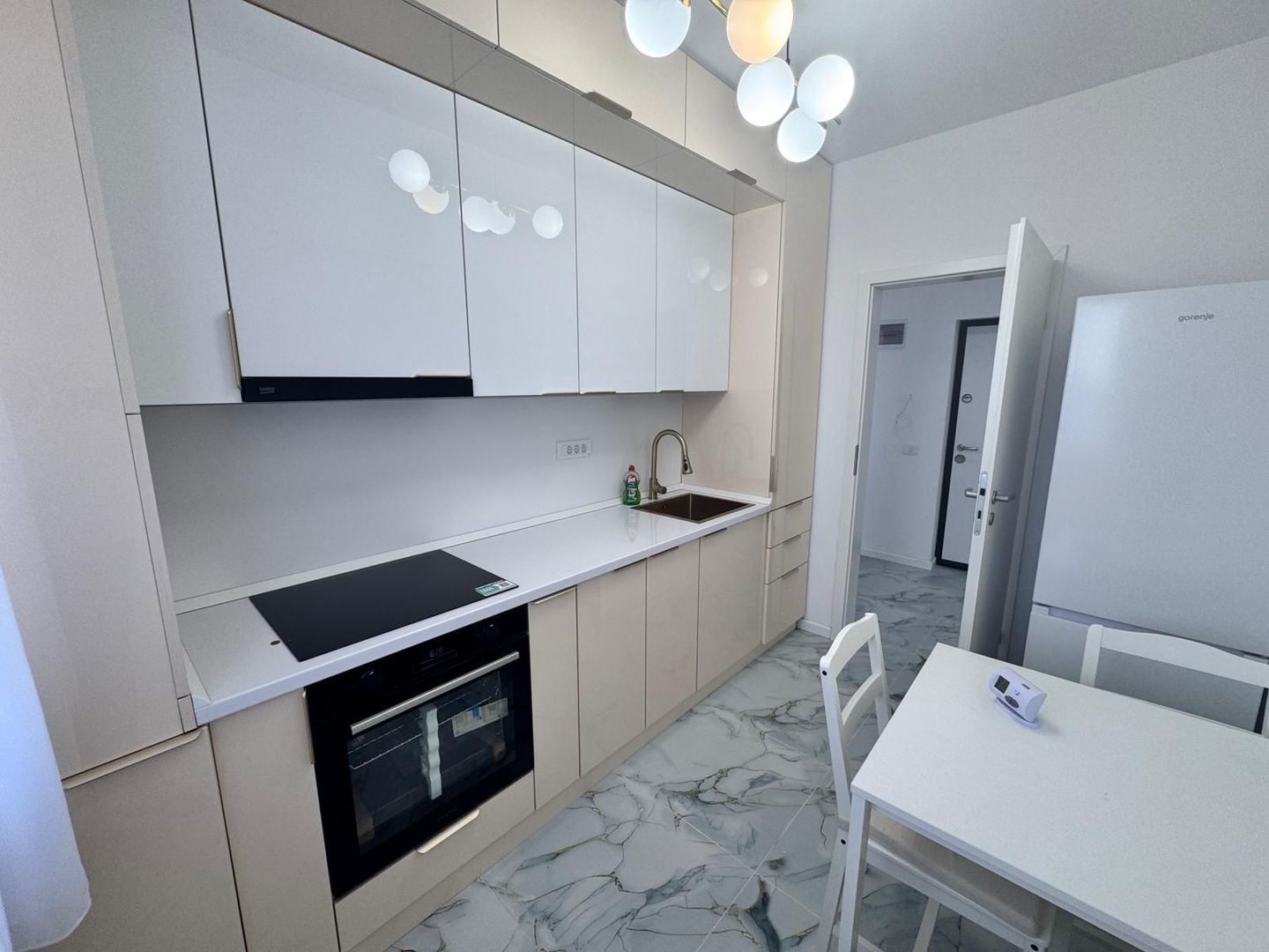 AP. 2 CAMERE - PARCARE INCLUSA, CENTRALA PROPRIE, MOBILAT MODERN - Poză 5