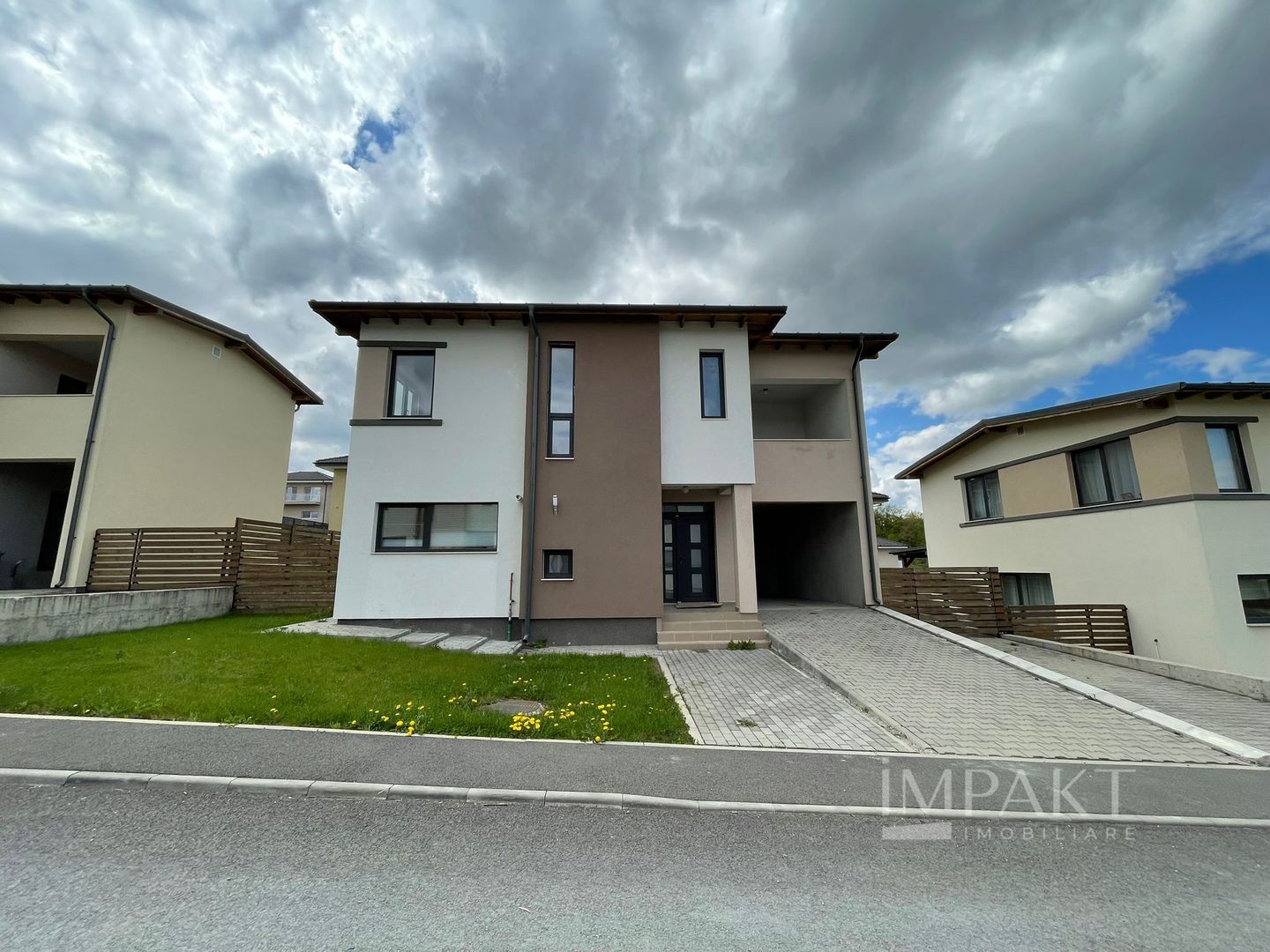 Casă / Vilă cu 4 camere de închiriat - Dezmir - Poză 1