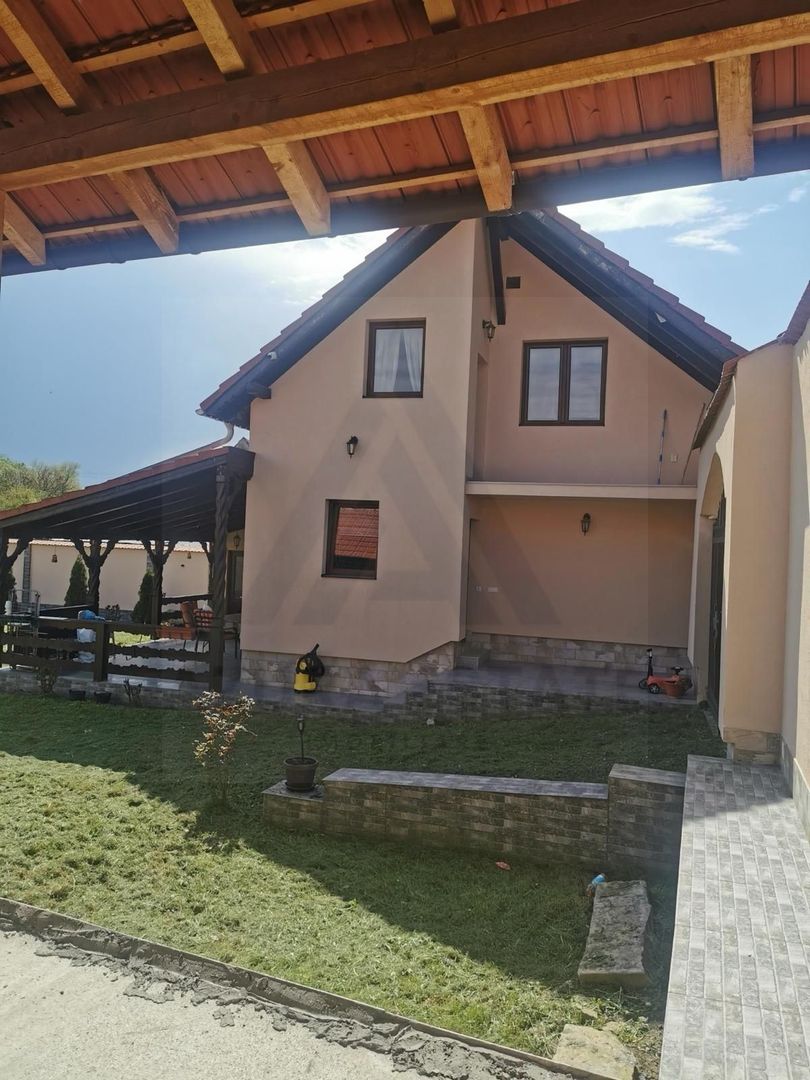 Casa renovata 3 camere teren liber 1250 mp grădină 1400 mp in Colun - Poză 23
