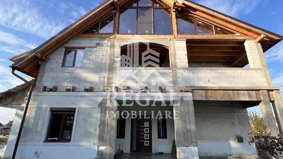 Casă spațioasă de vânzare în Ruși – pentru locuință sau investitie - Poză 1