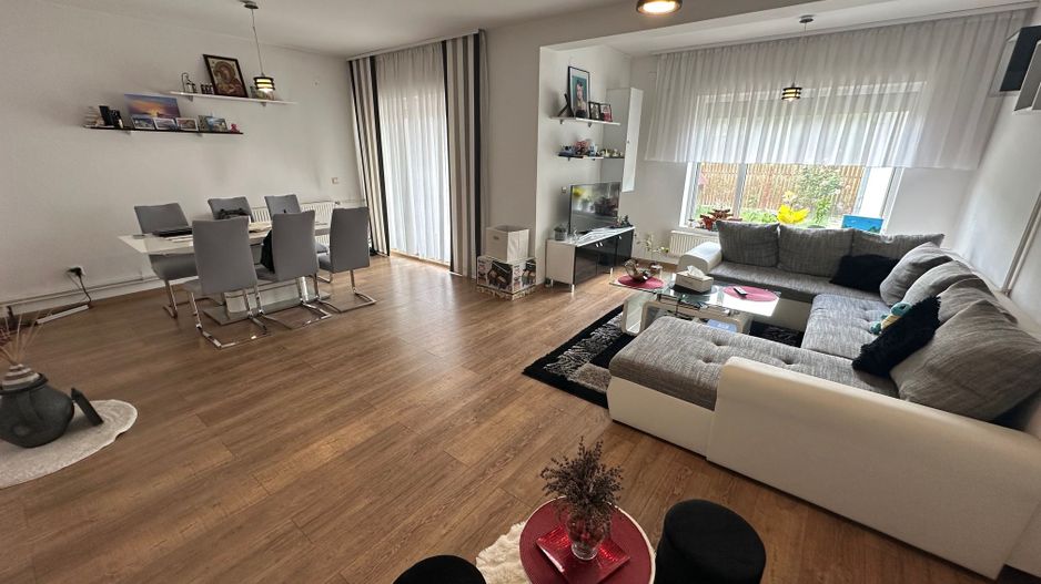 Casă / Vilă cu 5 camere zona Lunei - Poză 4