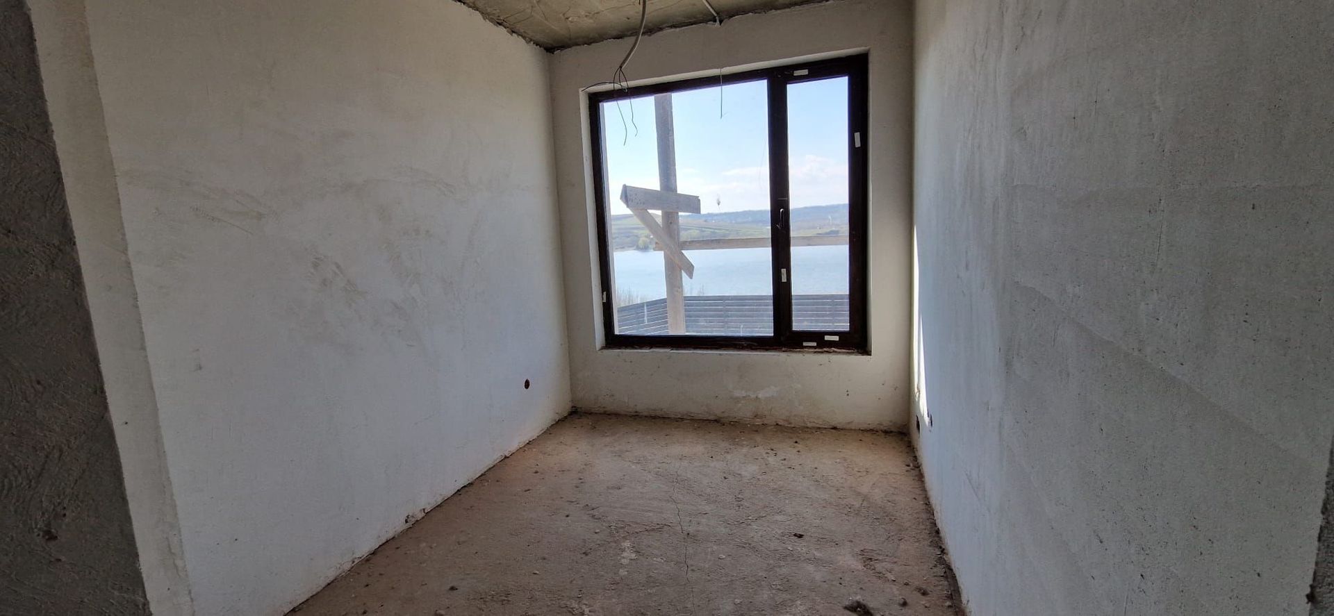 Vand vila la rosu cu teren 2700mp - Poză 5