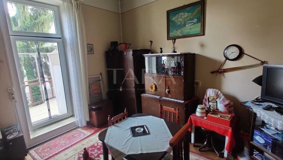 Apartament în casă interbelică, zonă centrală, curte comună și terasa - Poză 3