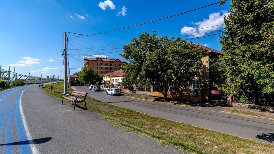 Proprietate rară pe Malul Mureșului confort, intimitate și spațiu - Poză 1