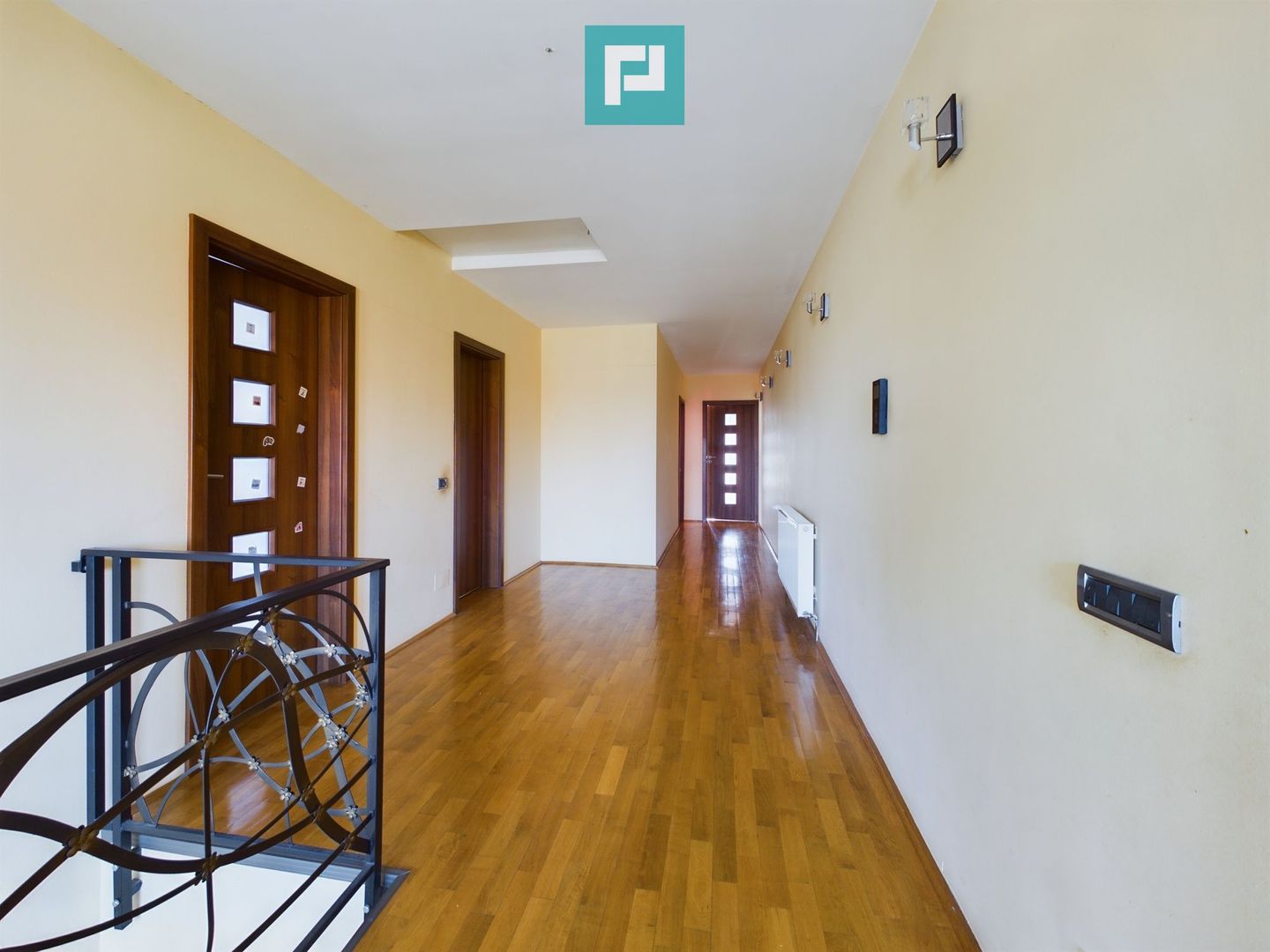 Vilă spațioasă cu 8 camere, Grădiște - Poză 10