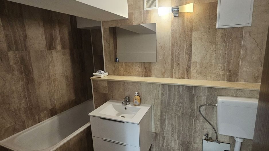 Oportunitate, Vanzare 3 Camere, PE Bd Decebal Bloc Monolit, Metrou Piața Muncii - Poză 1