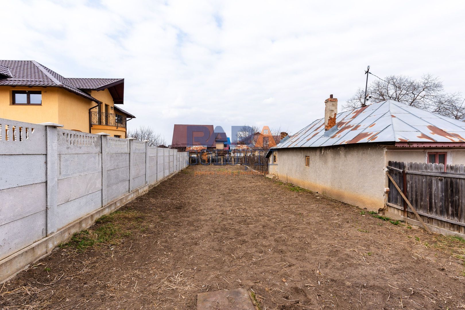 Grădină 300 mp - în oraș - Poză 3