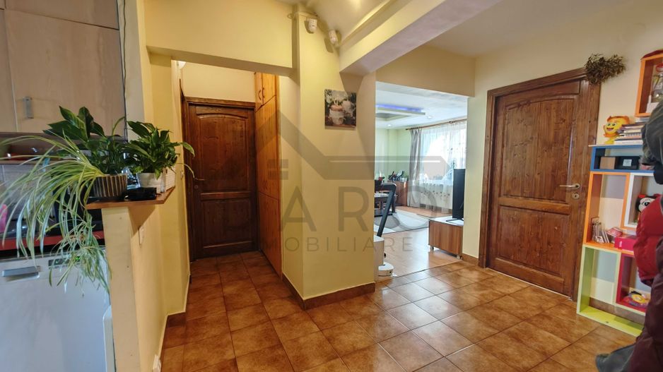 Vand apartament 3 camere - Poză 1
