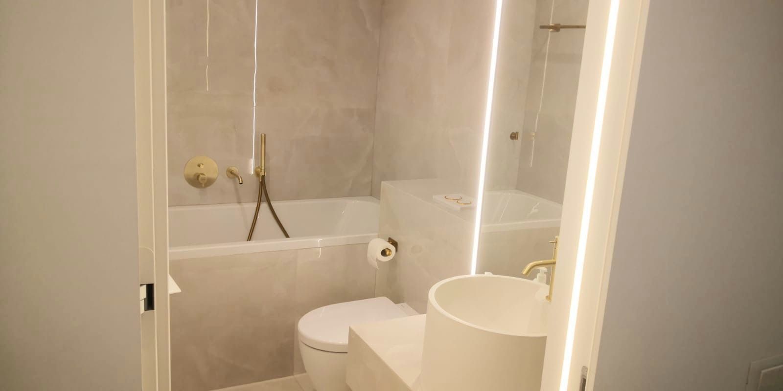 PRIMA INCHIRIERE APARTAMENT DOUA CAMERE SUPERB CORTINA NORTH - Poză 12