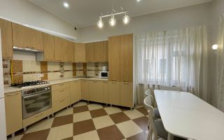 Chirie, casă, 3 camere, strada Cojocarilor, Centru - Poză 1