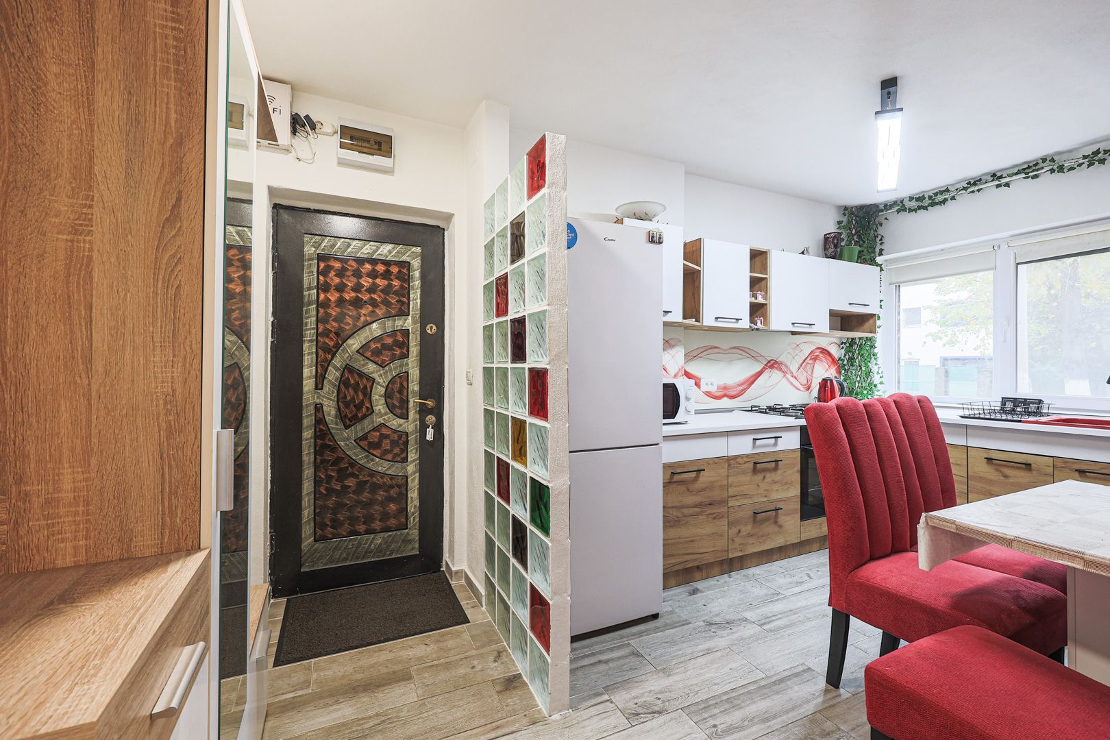 Apartament central, la parter, renovat și mobilat. - Poză 10