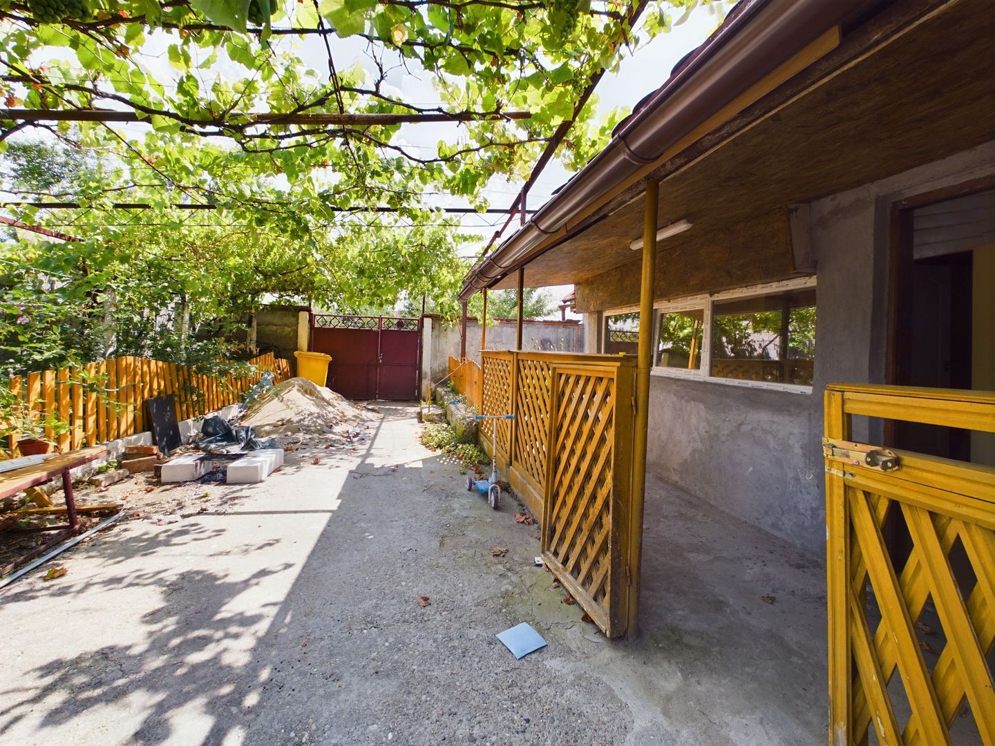 Casă cu 3 camere în Bujac - Poză 3