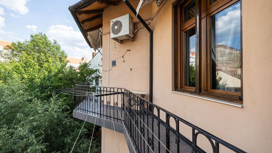 Apartament ultracentral cu 3 camere, 2 băi și curte privată - Poză 2