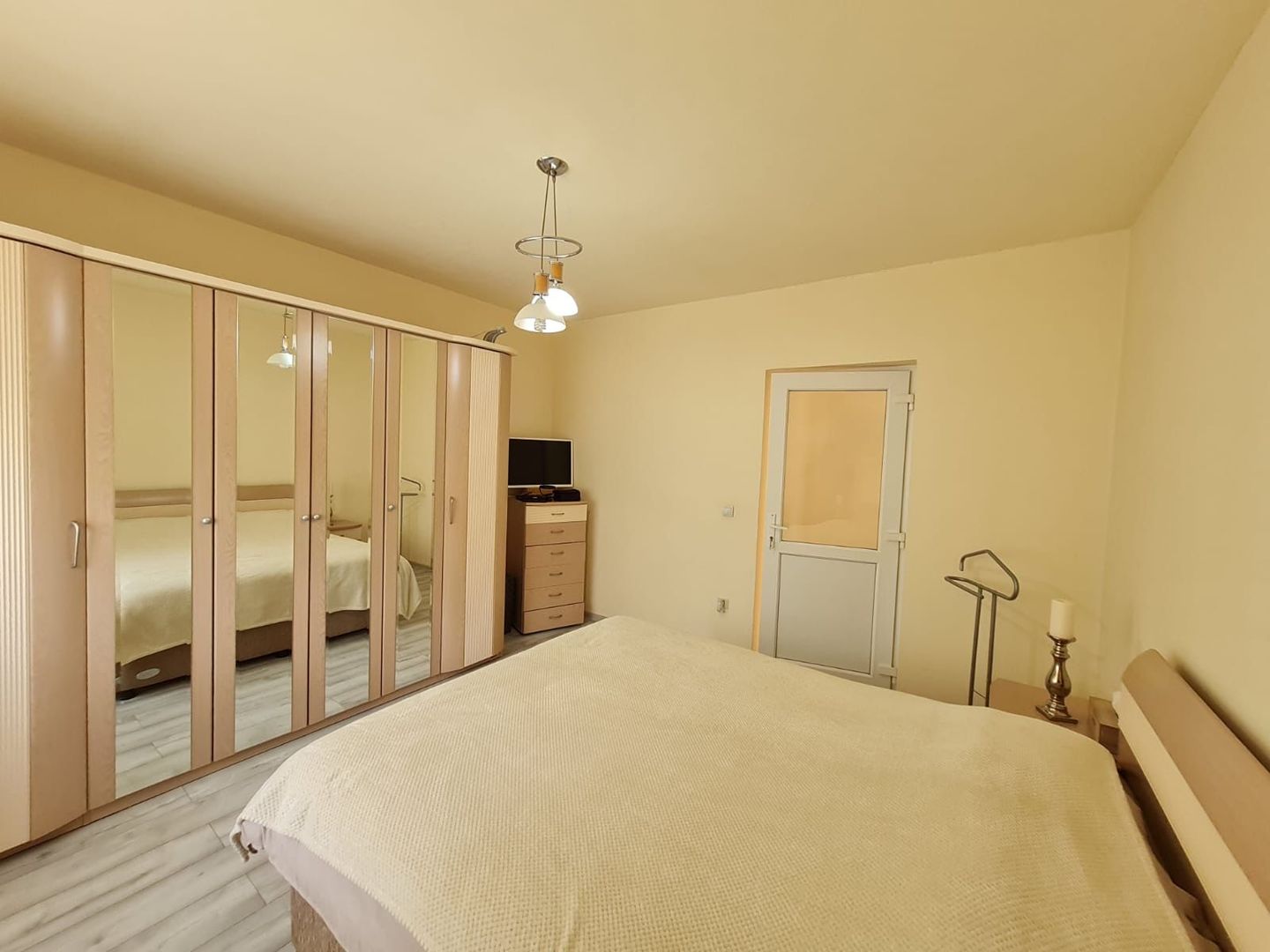 Casă cu teren generos pretabila pentru afacere - Poză 3