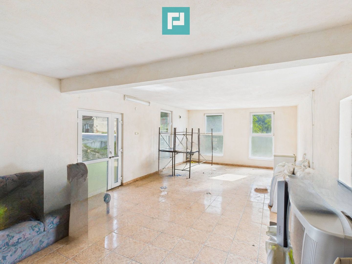 Casă și centru comercial, în localitatea Lazuri - Poză 3