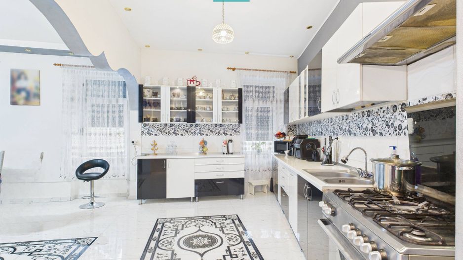 Două case, curte mare, lângă Castelul Huniazilor - Poză 1