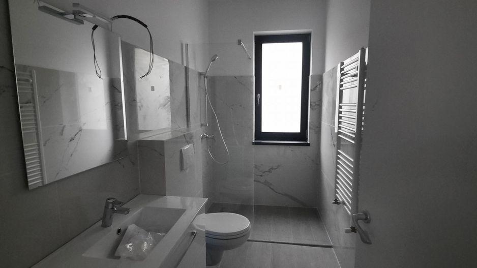 Duplex la cheie despartit prin garaj - Poză 19