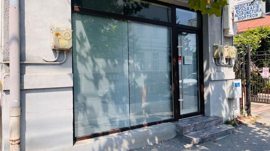 Spatiu stradal, central, cu vad comercial si vizibilitate excelenta - Poză 1
