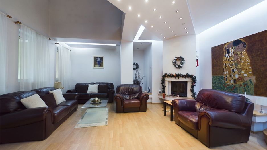 Casă situată Central în Dumbrăvița - Poză 2