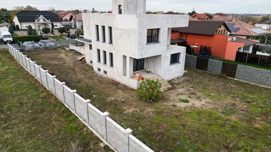 Vilă modernă pe 3 niveluri la gri în Poltura - Poză 7