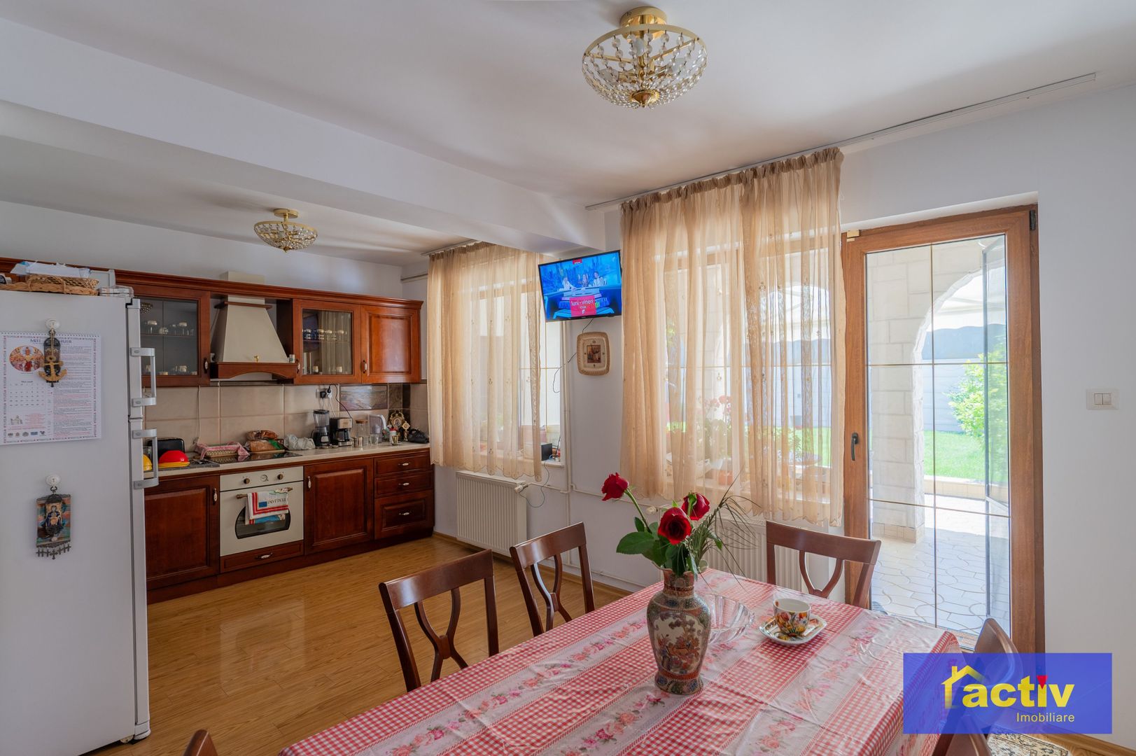 Vilă cu arhitectură aparte, spații generoase și curte intimă | Ovidiu - Poză 12