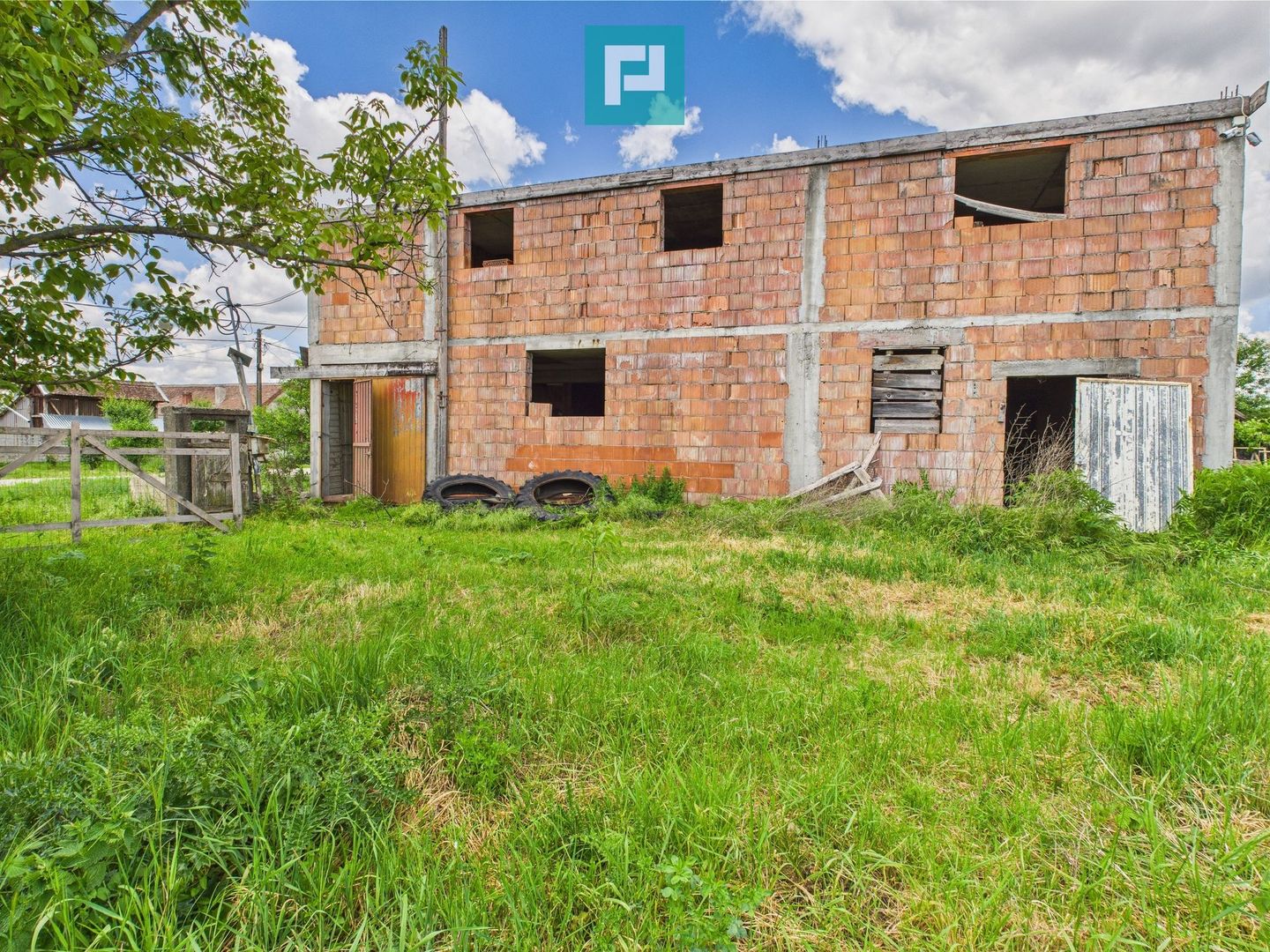 Casă mare, la rosu cu teren generos în Șimand - Poză 9