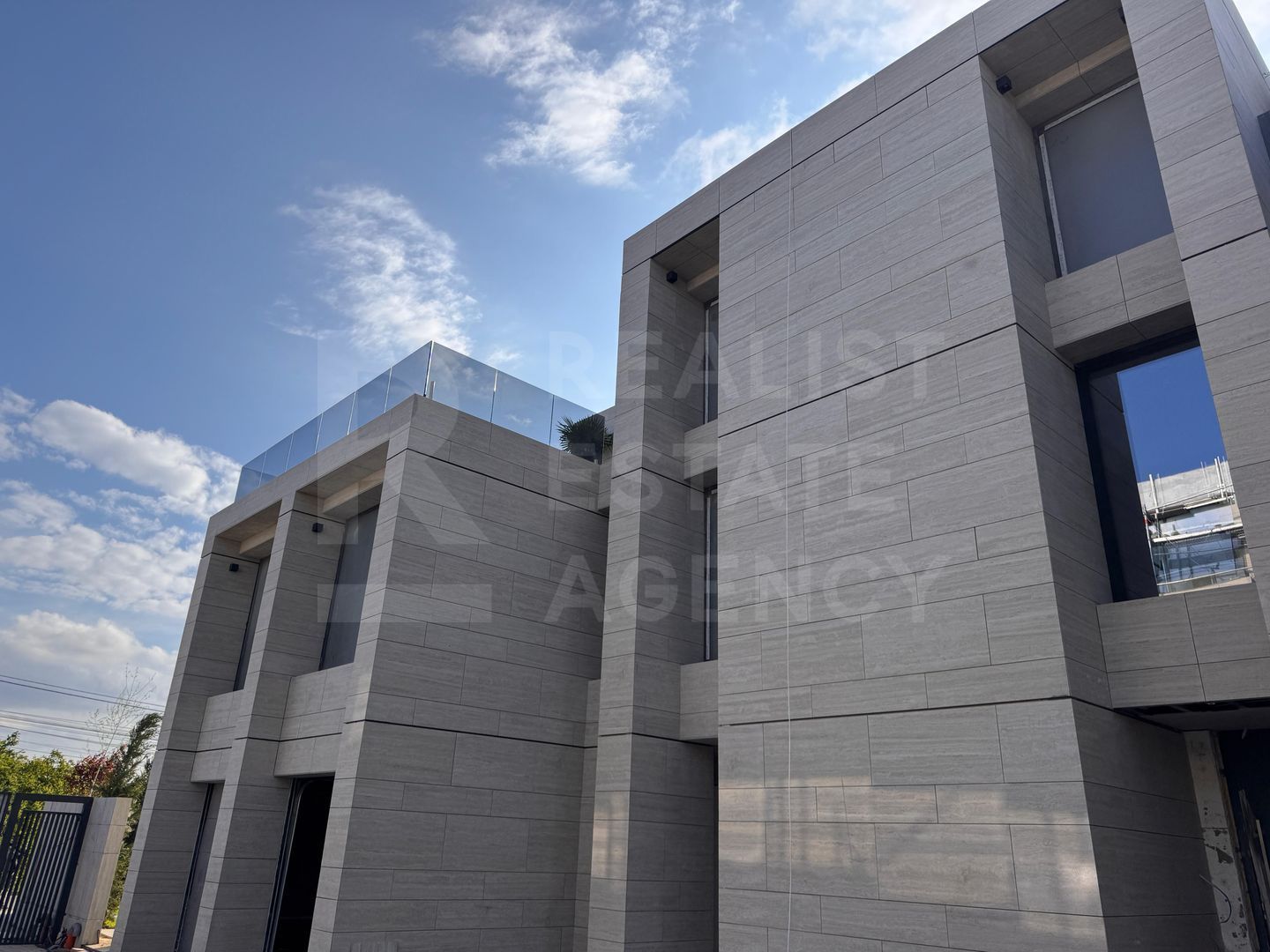 Vilă spațioasă cu grădină privată în Nordul Bucureștiului. - Poză 2