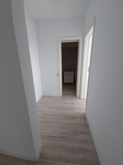 Vând apartament cu 2 camere, decomandat nou  + loc de parcare, situat in complex - Poză 4