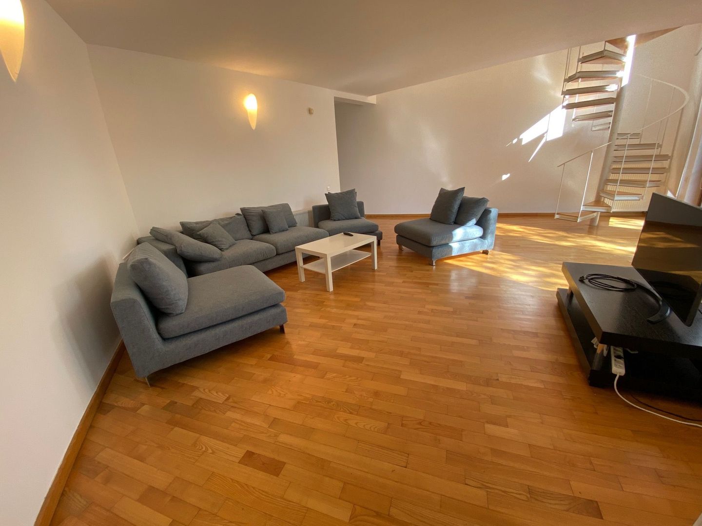 Apartament deosebit cu curte proprie si 2 locuri de parcare - Poză 3