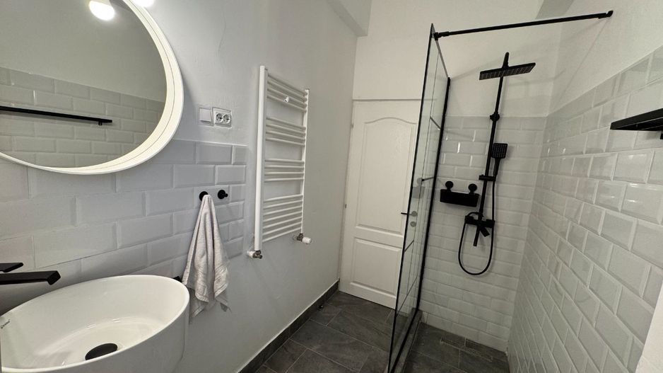 Apartament ultracentral 3 camere proaspat renovat - Poză 12