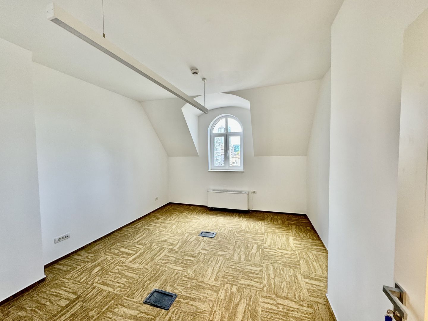 Cladire Brancoveneasca 30 de birouri 1100 mp dubla deschidere - Poză 15