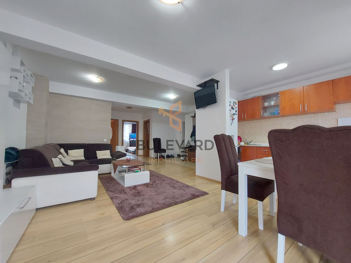 Apartament cu 3 camere 73.5 mp,  zona strazii Florilor! - Poză 2