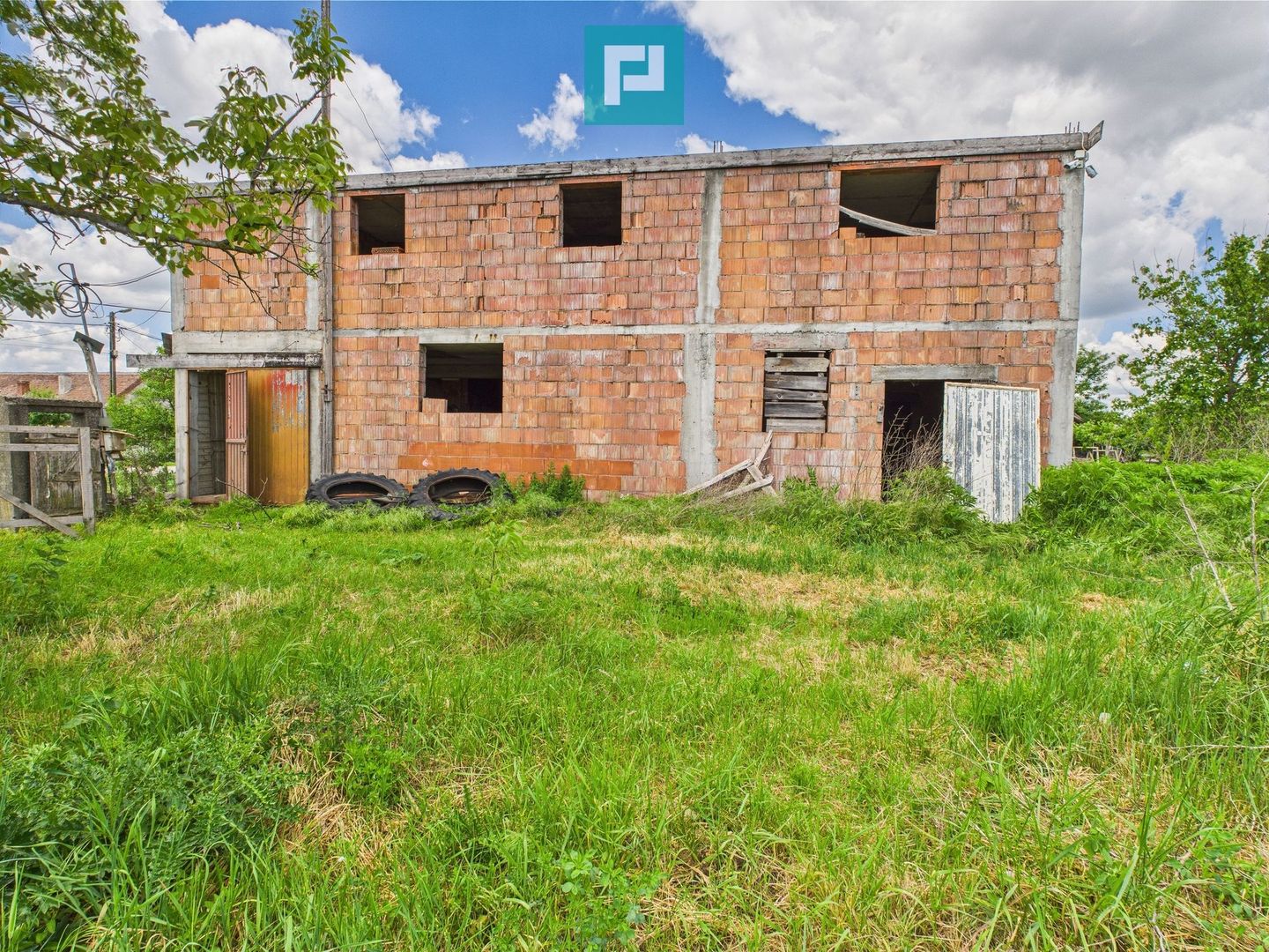 Casă mare, la rosu cu teren generos în Șimand - Poză 2