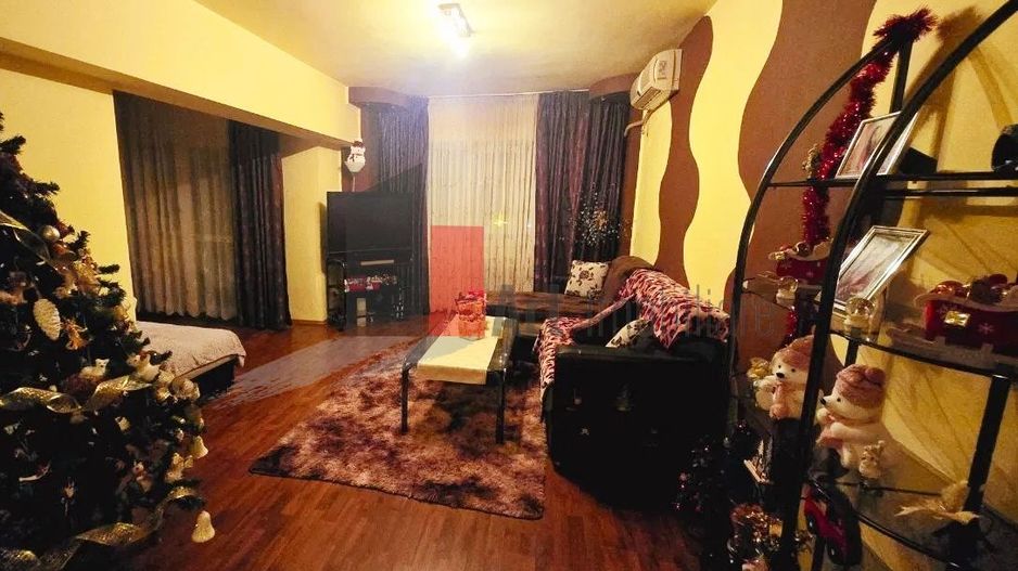 Apartament de vanzare 4 camere transformat in 3 camere Dristor -Ramnicu Sarat - Poză 2