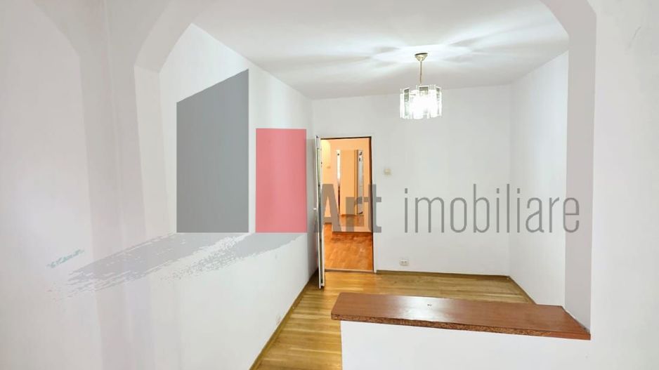 Apartament spațios cu 4 camere Crangasi - Poză 3