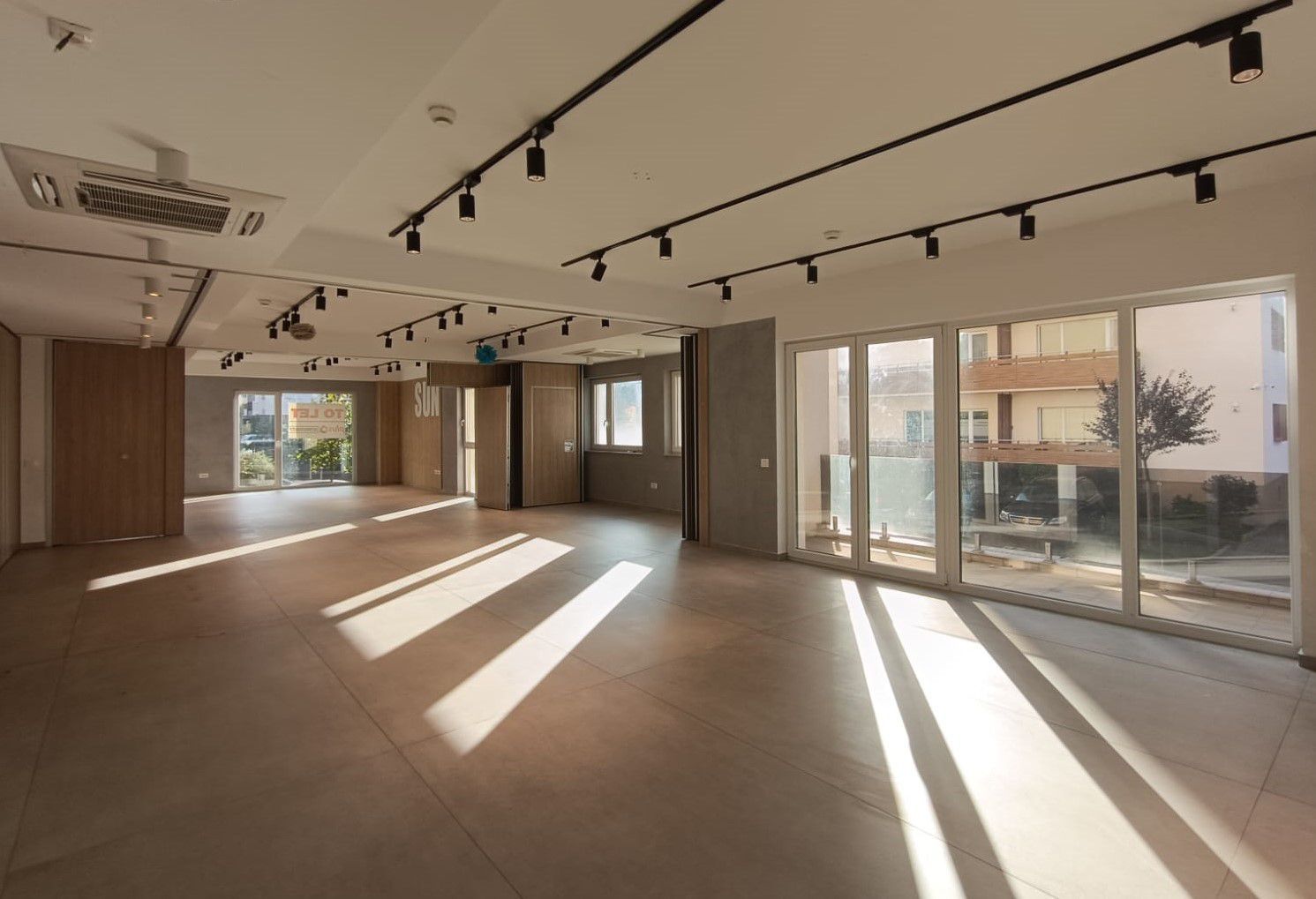 Inchiriem spatiu comercial 202 mp zona Coresi - Poză 1