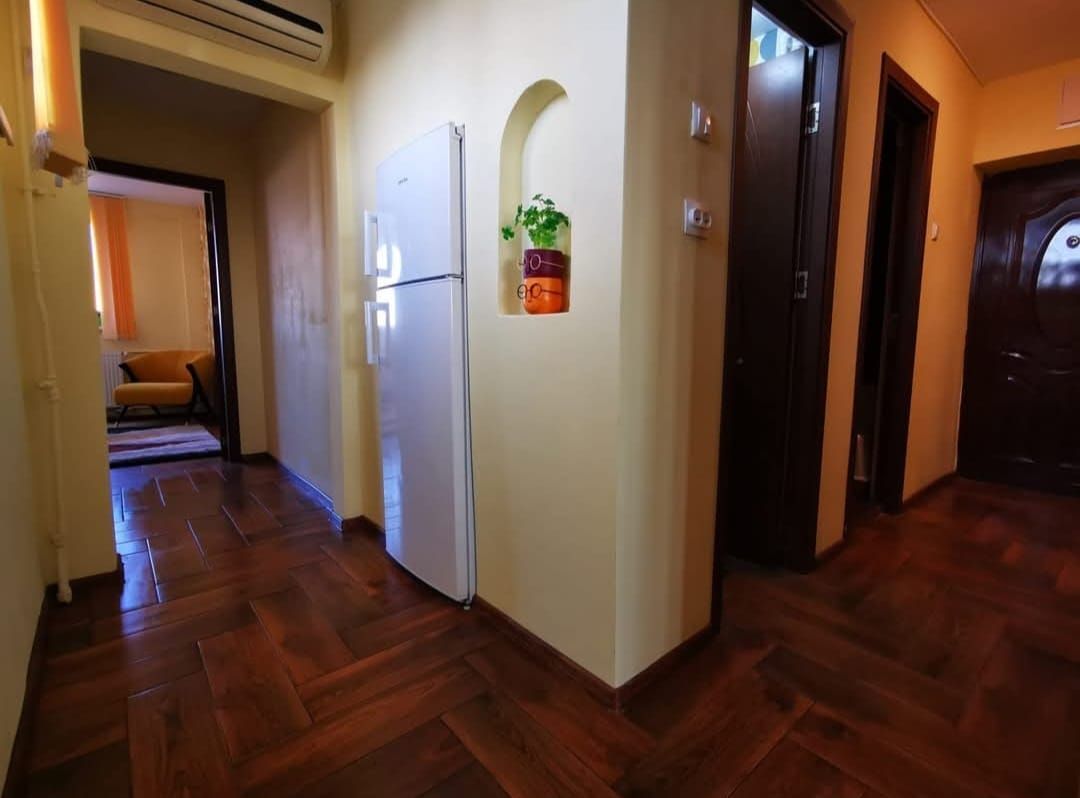 Vanzare Apartament 2 camere 48 mp, renovat, mobilat, 2 min metrou Romancierilor - Poză 2