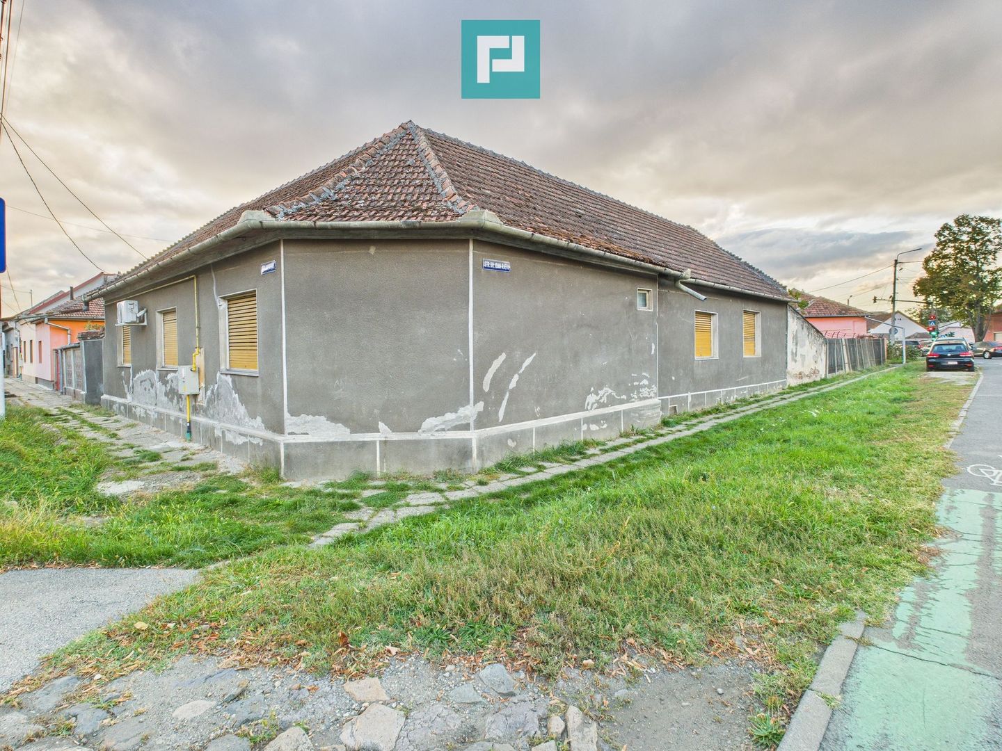 Casă cu 8 camere de renovat în Pârneava - Poză 2