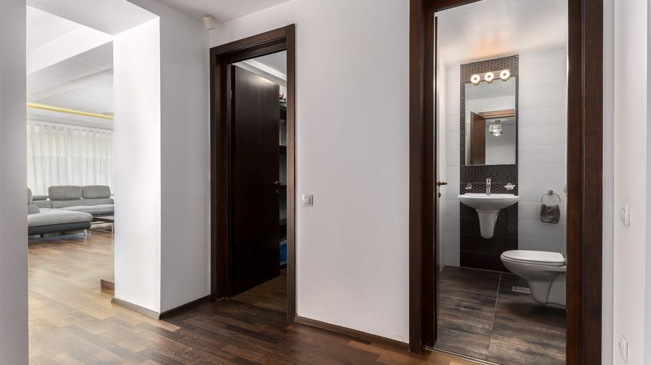 4 camere| semineu| piscina interioara | sauna | sala de sport| parcare - Poză 25
