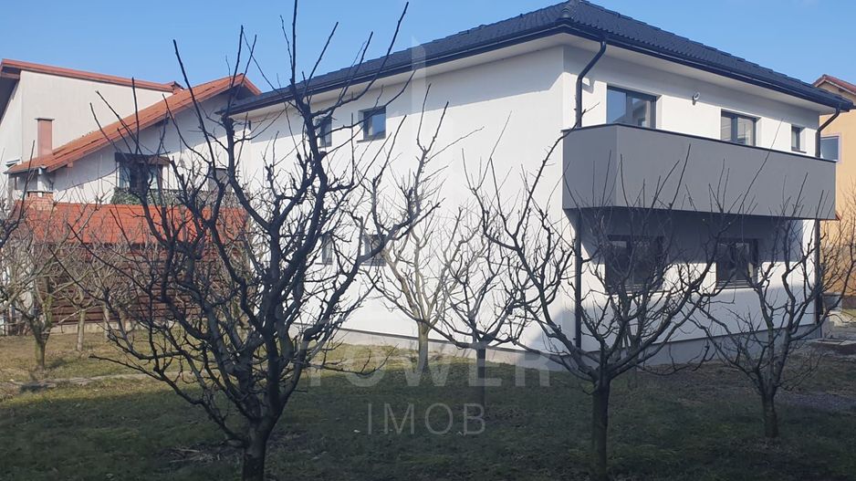 Apartament  4 camere de vanzare . - Poză 2