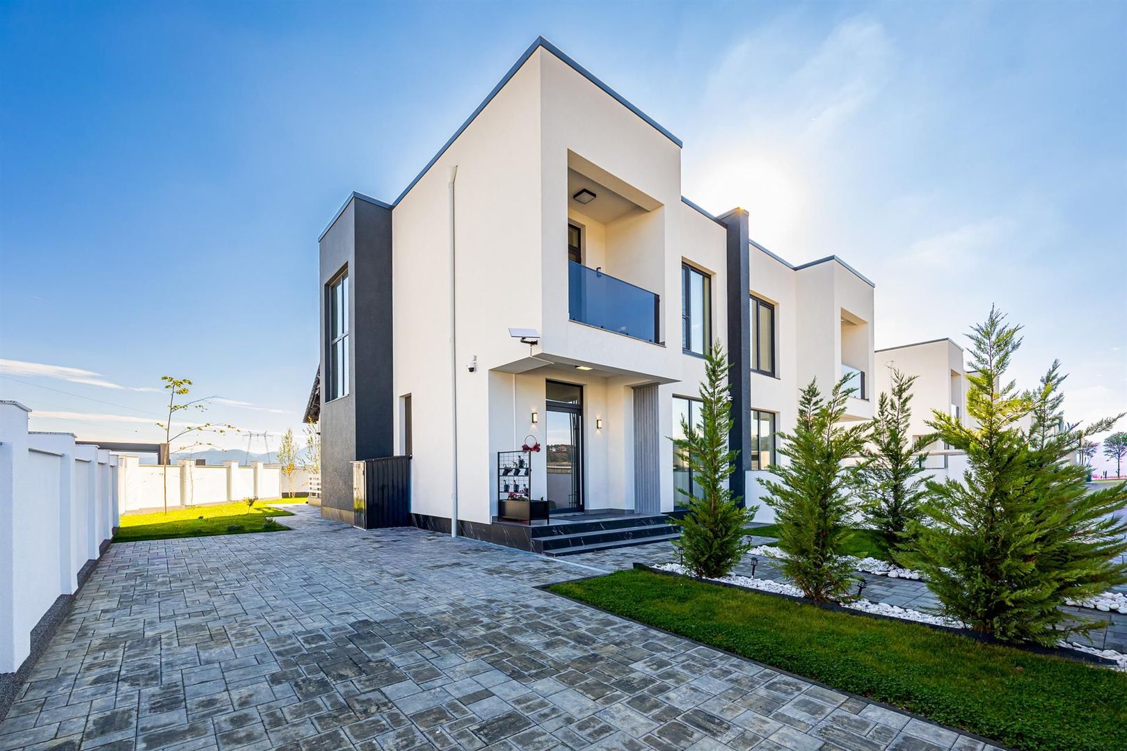Casa noua| 4 camere | utilata mobilata modern | Sanpetru Brasov - Poză 1