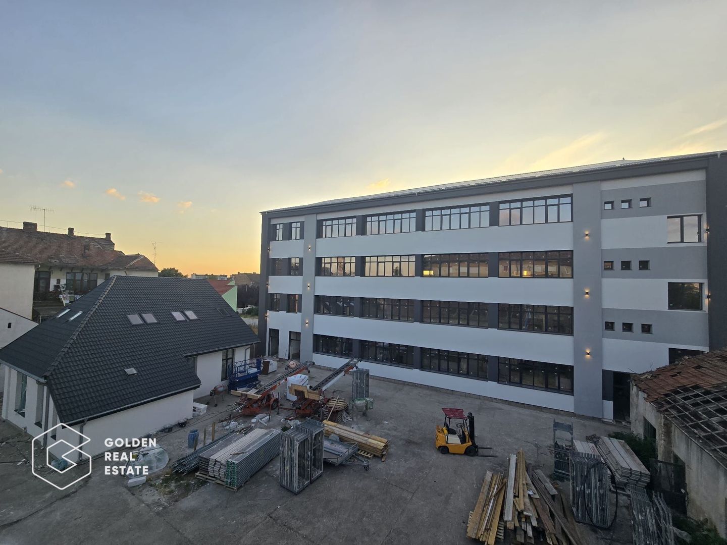 Cladire in centru cu 3 etaje, renovată, 100+locuri parcare - Poză 1