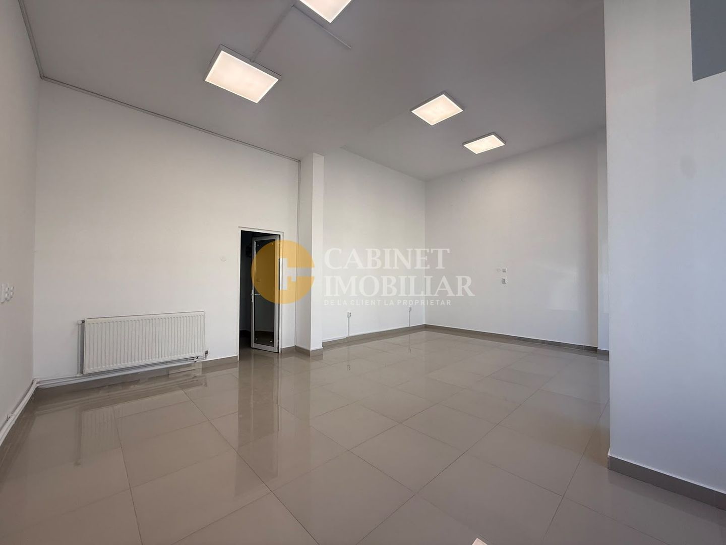 Spatiu Comercial Vitrat- 60mp - Front Stradal - Podu Ros - Poză 3