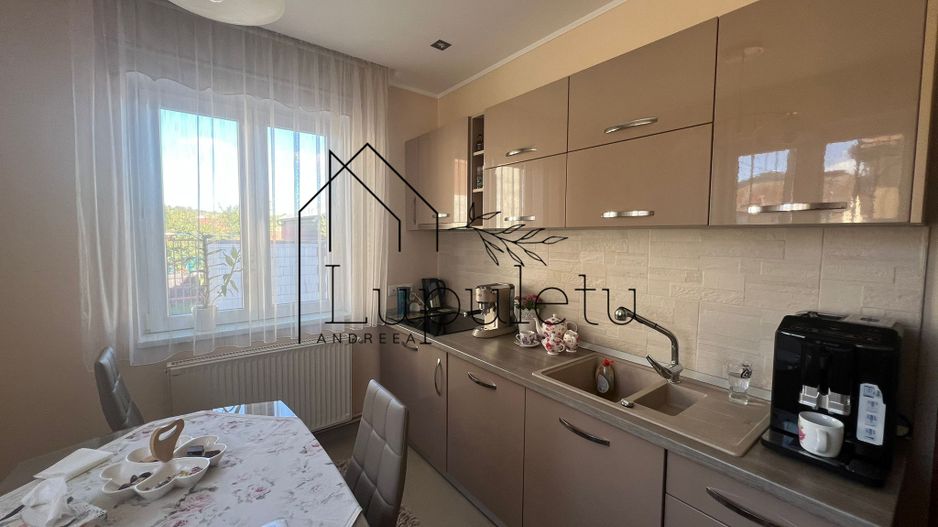 Casa de Vanzare Rasinari | 6 Camere | 200 MPU | Teren 979 MP | - Poză 3