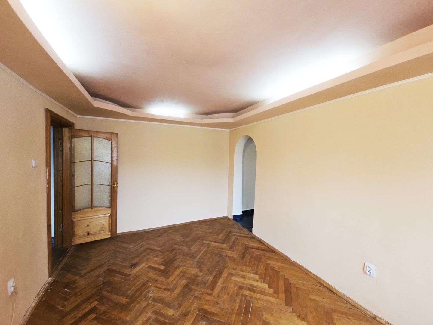 Apartament cu 2 camere, etaj 4, VASLUI zona CENTRU; - Poză 1