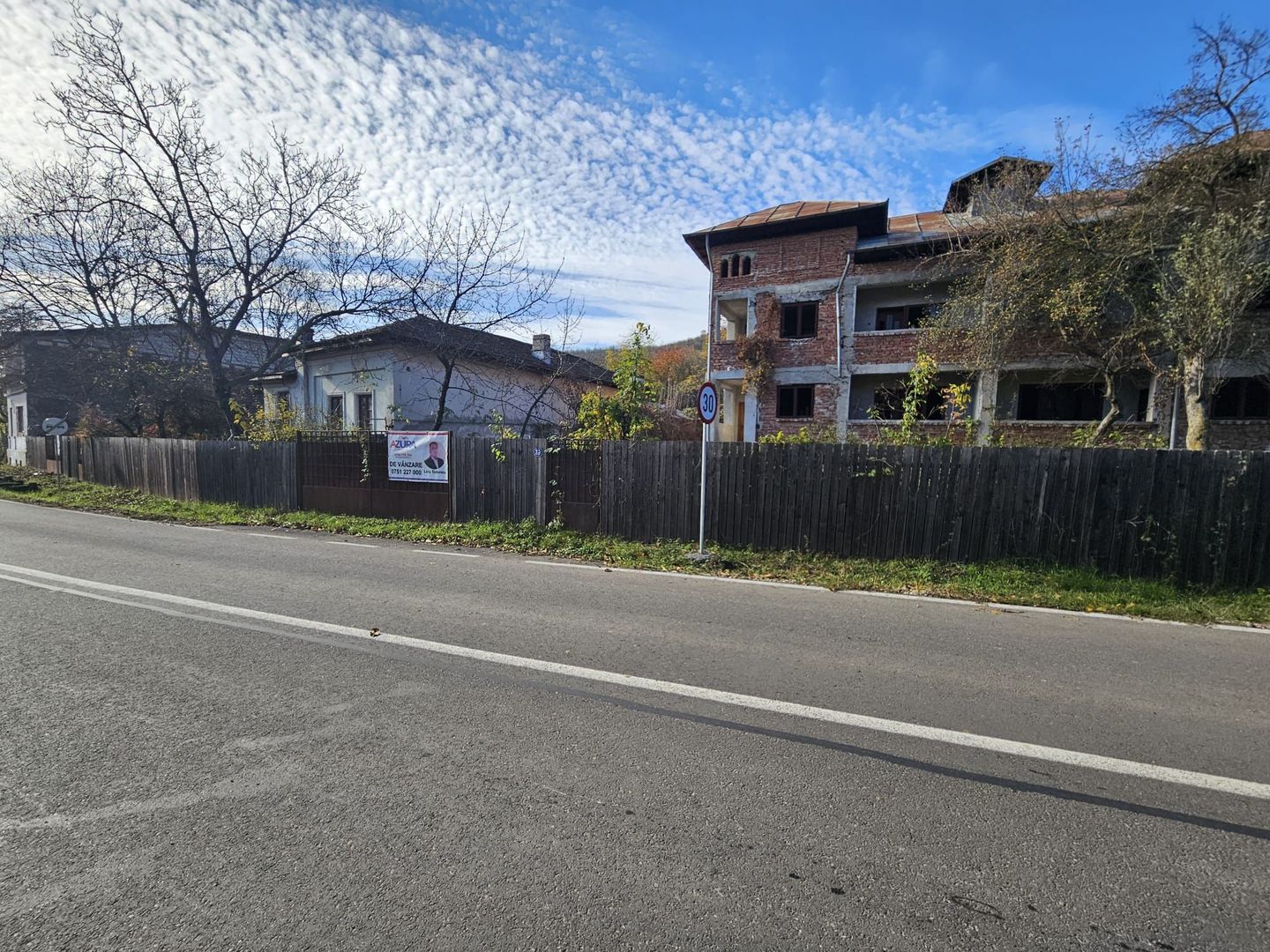 Proprietate deosebită în orașul Ștefănești, intrare pe strada Izvorani - Poză 1