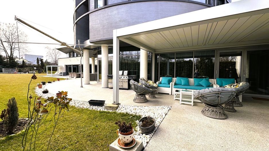 Bijuterie Arhitecturala Premiata, cu Piscina si Tehnologie Inteligenta - Poză 10